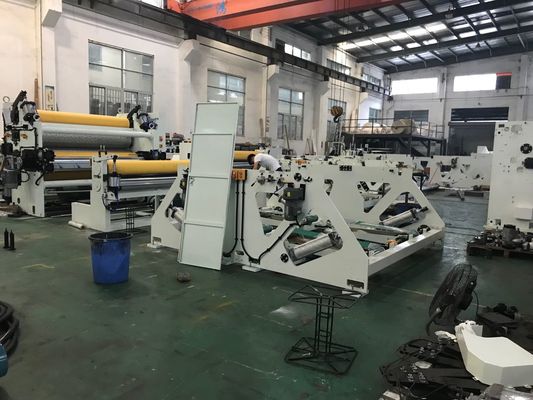 O rolo enorme 380V perfurou a máquina de corte de papel