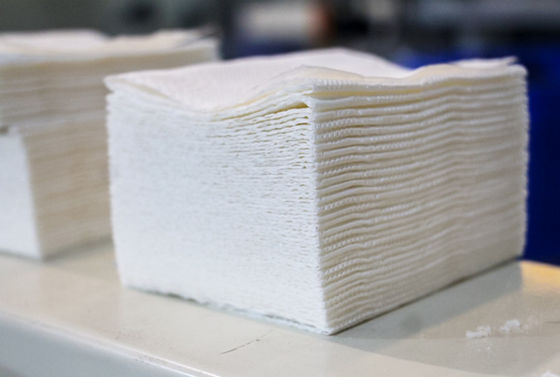 Máquina de lenço de papel 380V facial de corte pneumática para a dobra de V
